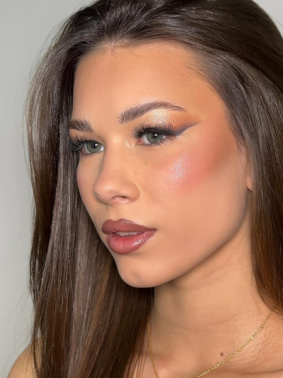 Editorial makeup sa grafičkim ajlajnerom i čistim tenom
