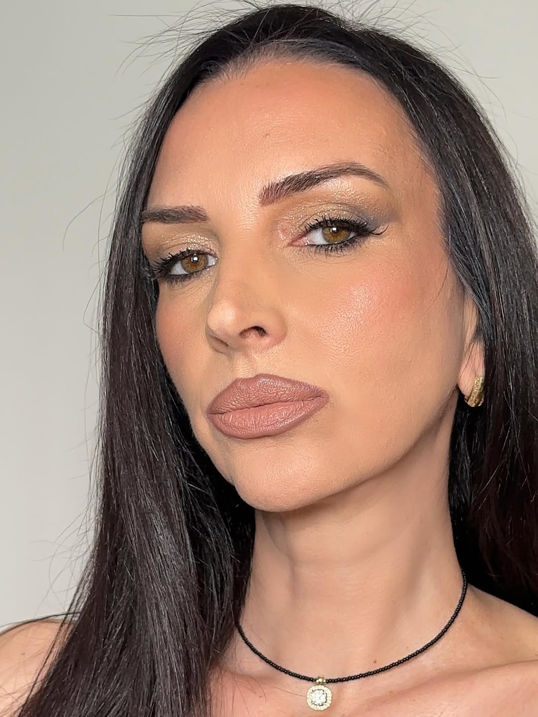 Golden hour beauty makeup sa toplim svetlom i mekim konturama